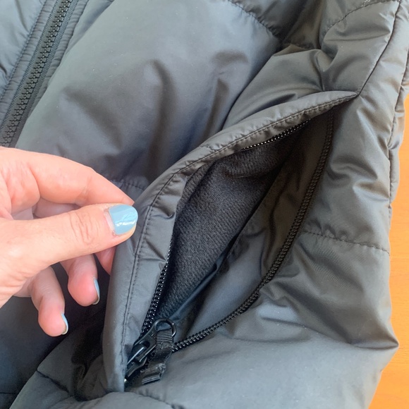 The North Face Black Puffer Vest - Picture 4 of 6